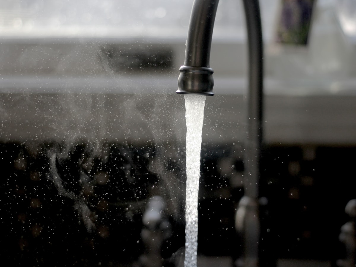 Robinet de cuisine dont l'eau coule